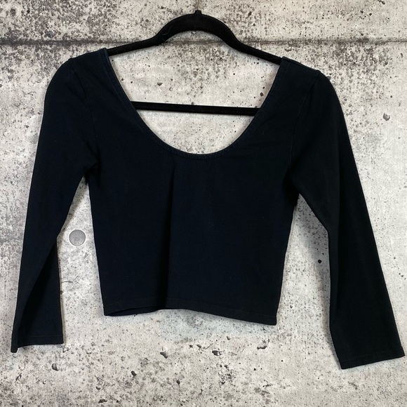 Aritzia // Talula / 3/4 Sleeve Scoop Neck Crop Top
